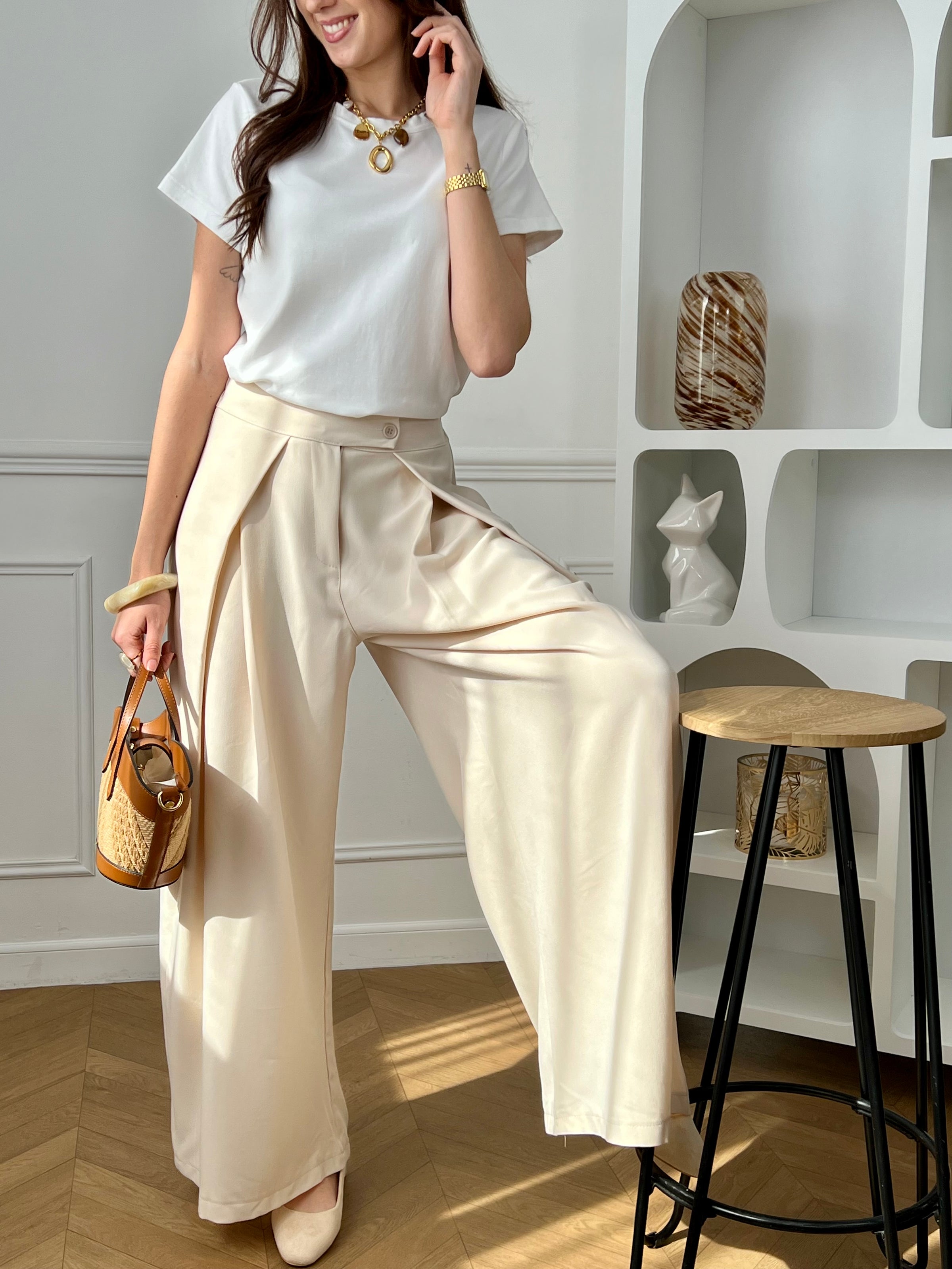 Optez pour ce pantalon à pinces long, élégant et structuré. Sa coupe droite et ses plis sur le devant apportent une allure chic. Doté de poches latérales, d’une fermeture zip et boutons, de passants pour ceinture et d’un élastique à la taille, il allie confort et style pour toutes vos occasions.
