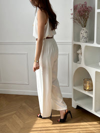 Ce pantalon coupe droite écru allie élégance et simplicité pour un look intemporel. Sa ceinture camel apporte une touche de contraste subtile et tendance. Confortable et facile à associer, il s’adapte parfaitement à toutes vos envies de style.