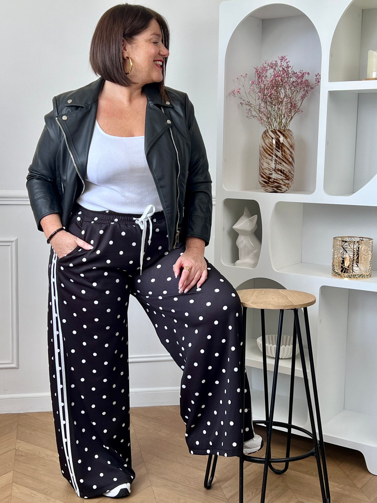 Adoptez ce pantalon noir à pois écrus au style jogging revisité. Sa taille élastique assure un maintien parfait tout en offrant une silhouette actuelle et décontractée.