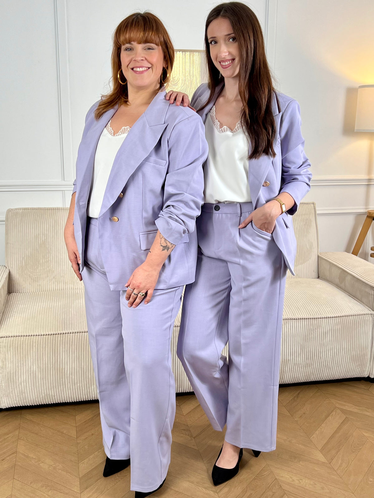 Pantalon lilas incontournable pour femme, le Stelly allie élégance et praticité. Coupe tailleur épurée, il se distingue par ses deux poches latérales fonctionnelles. Confectionné en noir classique, ce pantalon s'adapte à tous vos looks, du bureau aux sorties. Une pièce de base indispensable qui vous accompagne au quotidien avec assurance et confort.