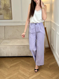 Pantalon lilas incontournable pour femme, le Stelly allie élégance et praticité. Coupe tailleur épurée, il se distingue par ses deux poches latérales fonctionnelles. Confectionné en noir classique, ce pantalon s'adapte à tous vos looks, du bureau aux sorties. Une pièce de base indispensable qui vous accompagne au quotidien avec assurance et confort.