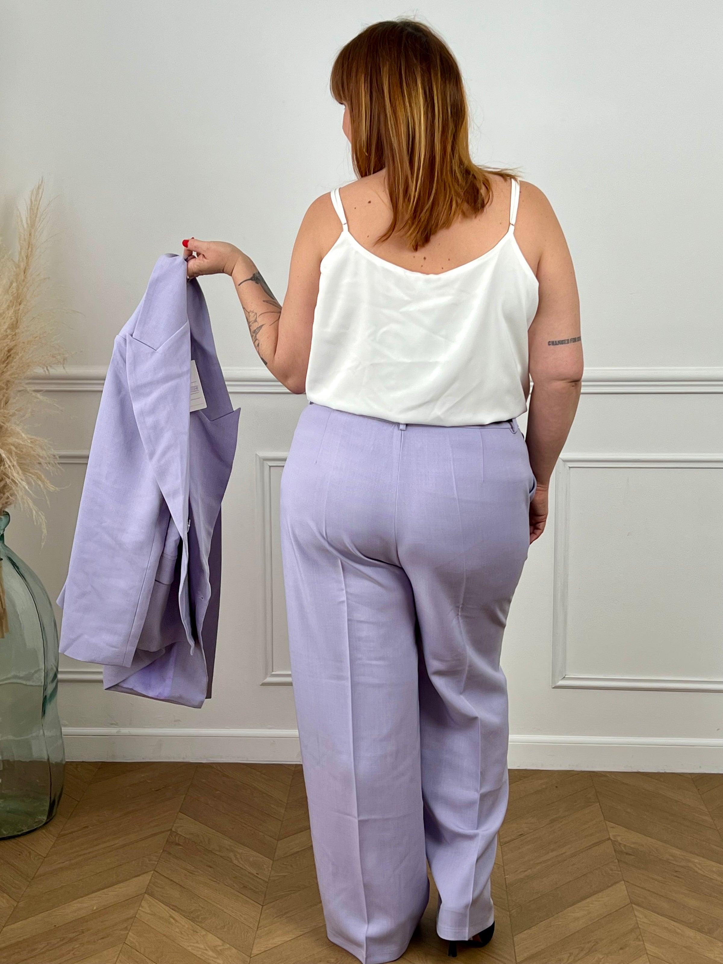 Pantalon lilas incontournable pour femme, le Stelly allie élégance et praticité. Coupe tailleur épurée, il se distingue par ses deux poches latérales fonctionnelles. Confectionné en noir classique, ce pantalon s'adapte à tous vos looks, du bureau aux sorties. Une pièce de base indispensable qui vous accompagne au quotidien avec assurance et confort.