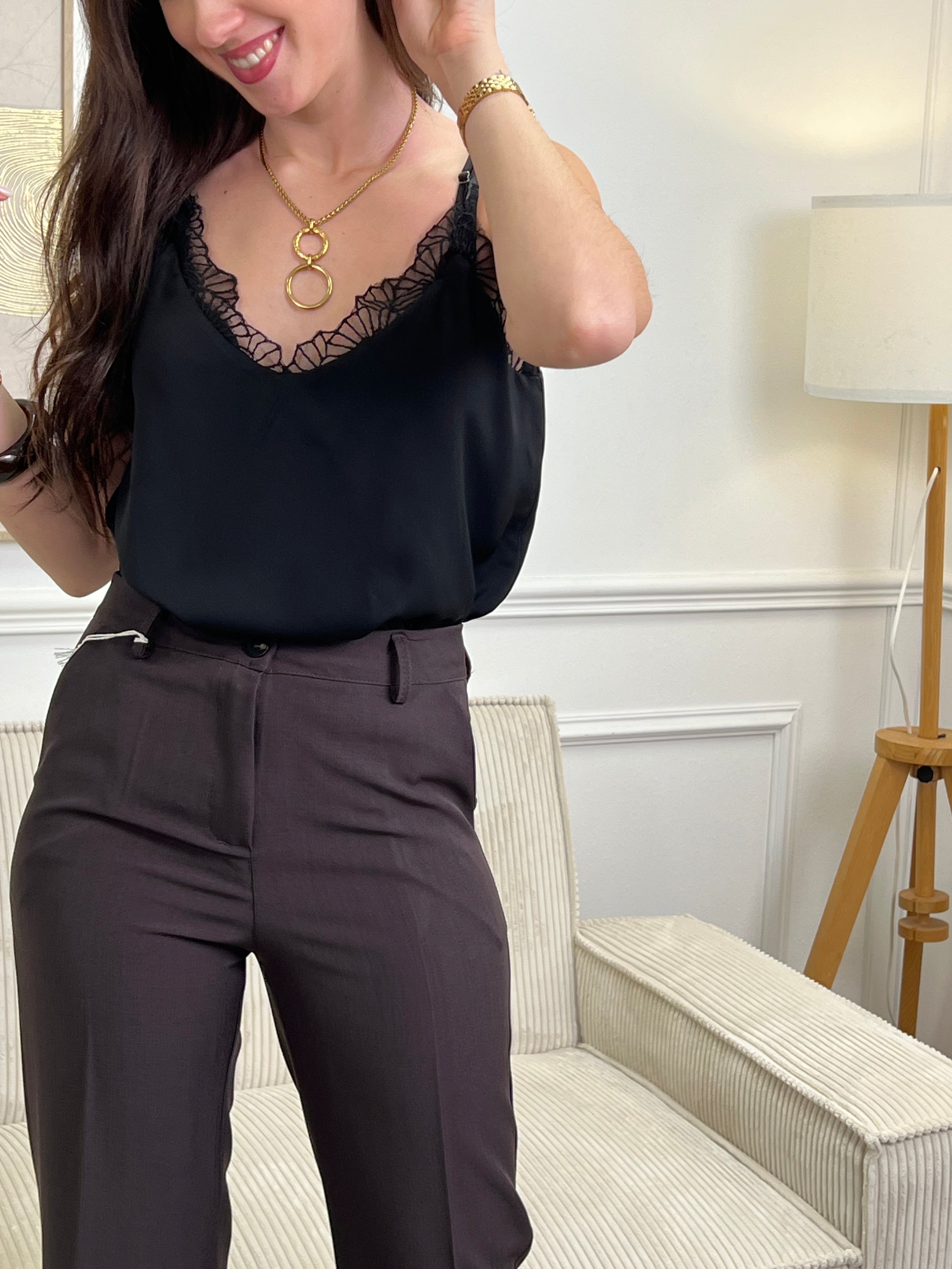 Le pantalon Neora allie style et praticité. Taille haute et coupe droite, il offre une silhouette flatteuse et confortable. En marron intemporel, il se marie avec tout. Équipé de poches latérales, passants pour ceinture et fermeture zip-bouton sécurisée.