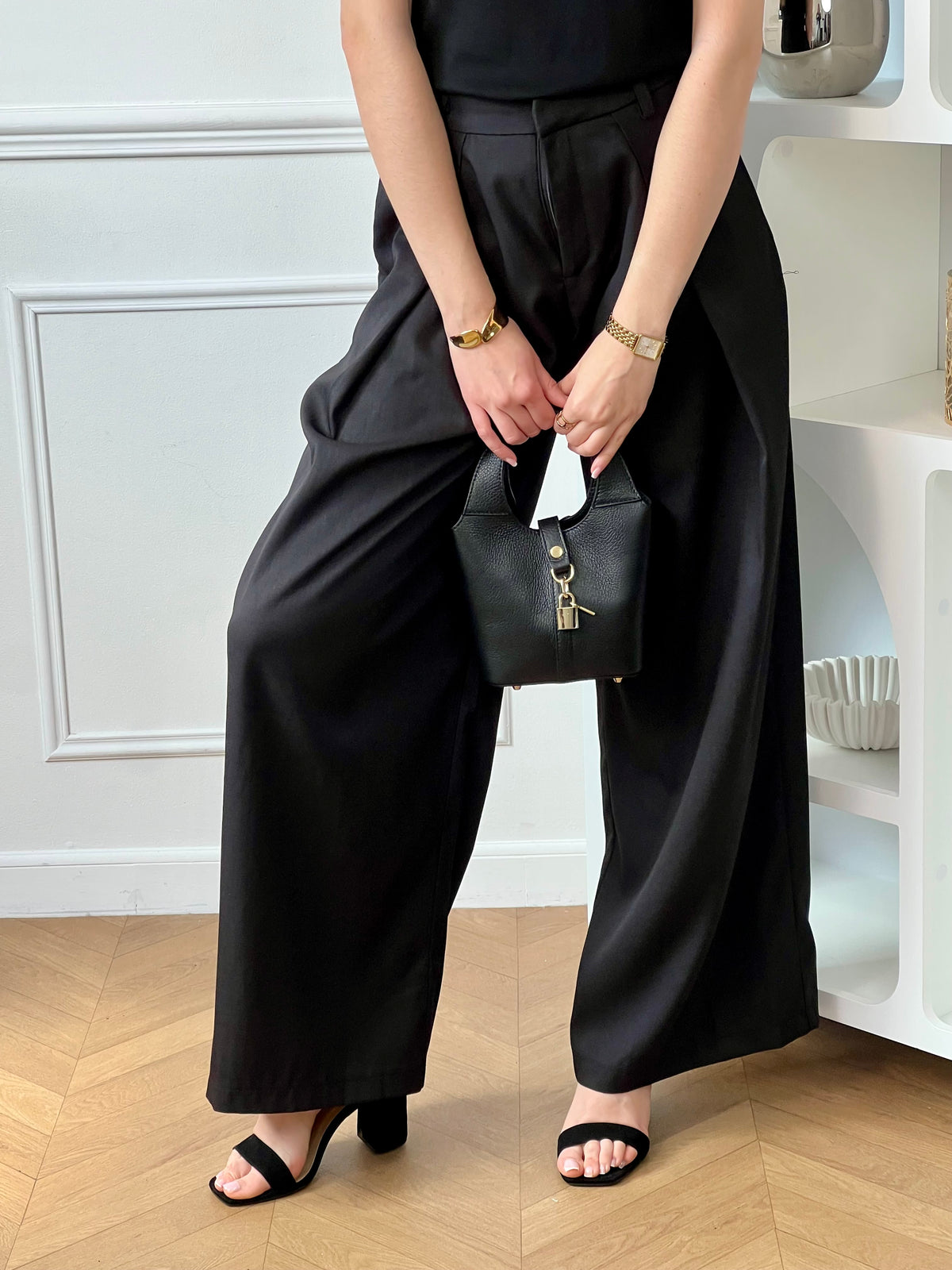 Optez pour ce pantalon à pinces long, élégant et structuré. Sa coupe droite et ses plis sur le devant apportent une allure chic. Doté de poches latérales, d’une fermeture zip et boutons, de passants pour ceinture, il allie confort et style pour toutes vos occasions.