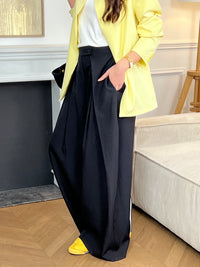 Optez pour ce pantalon à pinces long, élégant et structuré. Sa coupe droite et ses plis sur le devant apportent une allure chic. Doté de poches latérales, d’une fermeture zip et boutons, de passants pour ceinture et d’un élastique à la taille, il allie confort et style pour toutes vos occasions.