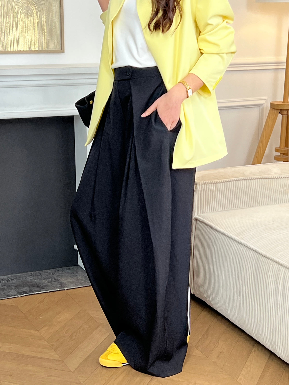 Optez pour ce pantalon à pinces long, élégant et structuré. Sa coupe droite et ses plis sur le devant apportent une allure chic. Doté de poches latérales, d’une fermeture zip et boutons, de passants pour ceinture et d’un élastique à la taille, il allie confort et style pour toutes vos occasions.