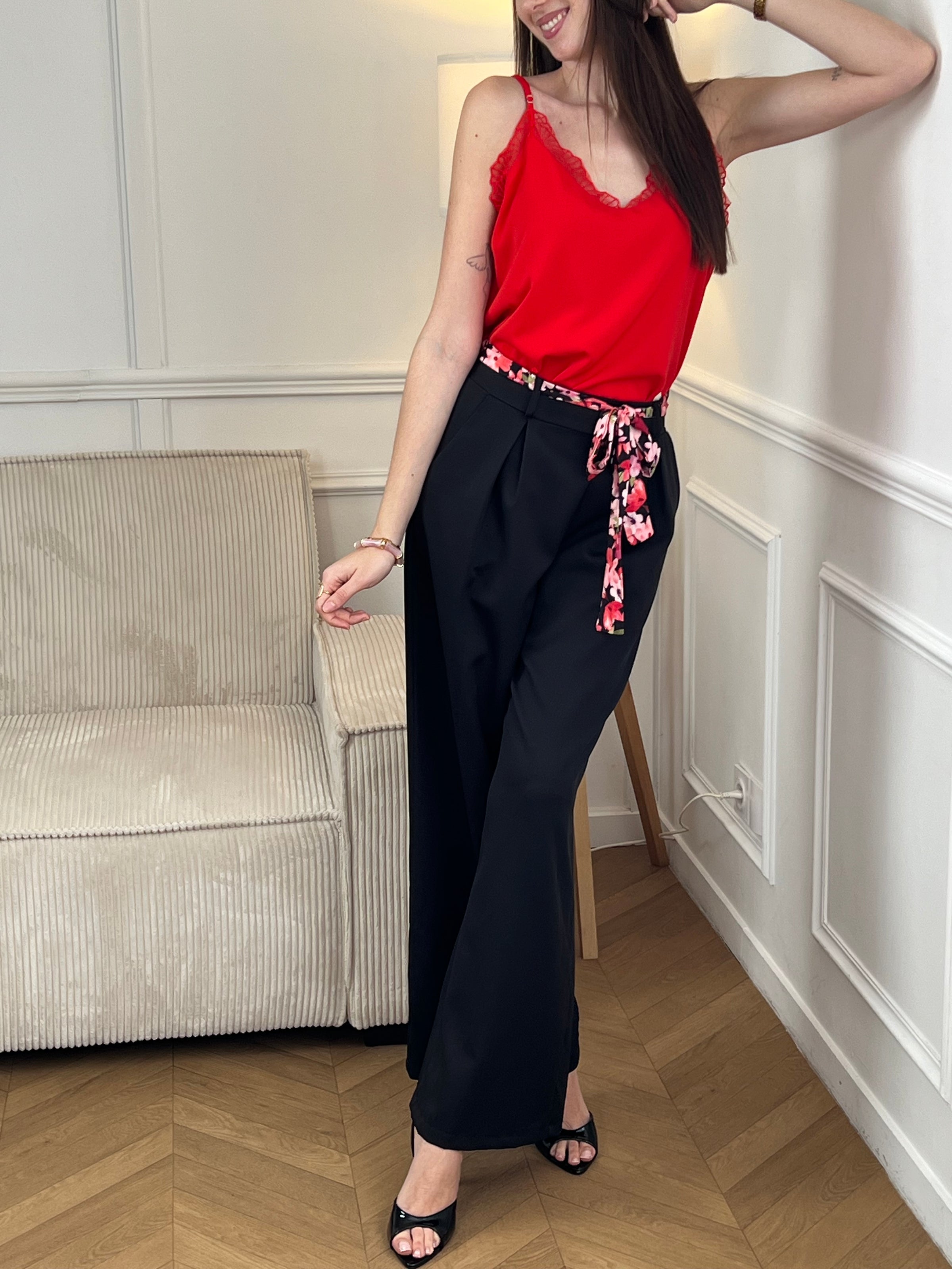 Découvrez le confort ultime avec ce pantalon fluide Paola. Confectionné dans une matière douce et aérienne, il épouse vos formes sans contrainte grâce à son coupe ample et son élastique discret au dos. Les poches latérales avant offrent praticité et style, tandis que la ceinture amovible à motifs vous permet de personnaliser votre look selon vos envies.