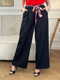Découvrez le confort ultime avec ce pantalon fluide Paola. Confectionné dans une matière douce et aérienne, il épouse vos formes sans contrainte grâce à son coupe ample et son élastique discret au dos. Les poches latérales avant offrent praticité et style, tandis que la ceinture amovible à motifs vous permet de personnaliser votre look selon vos envies.