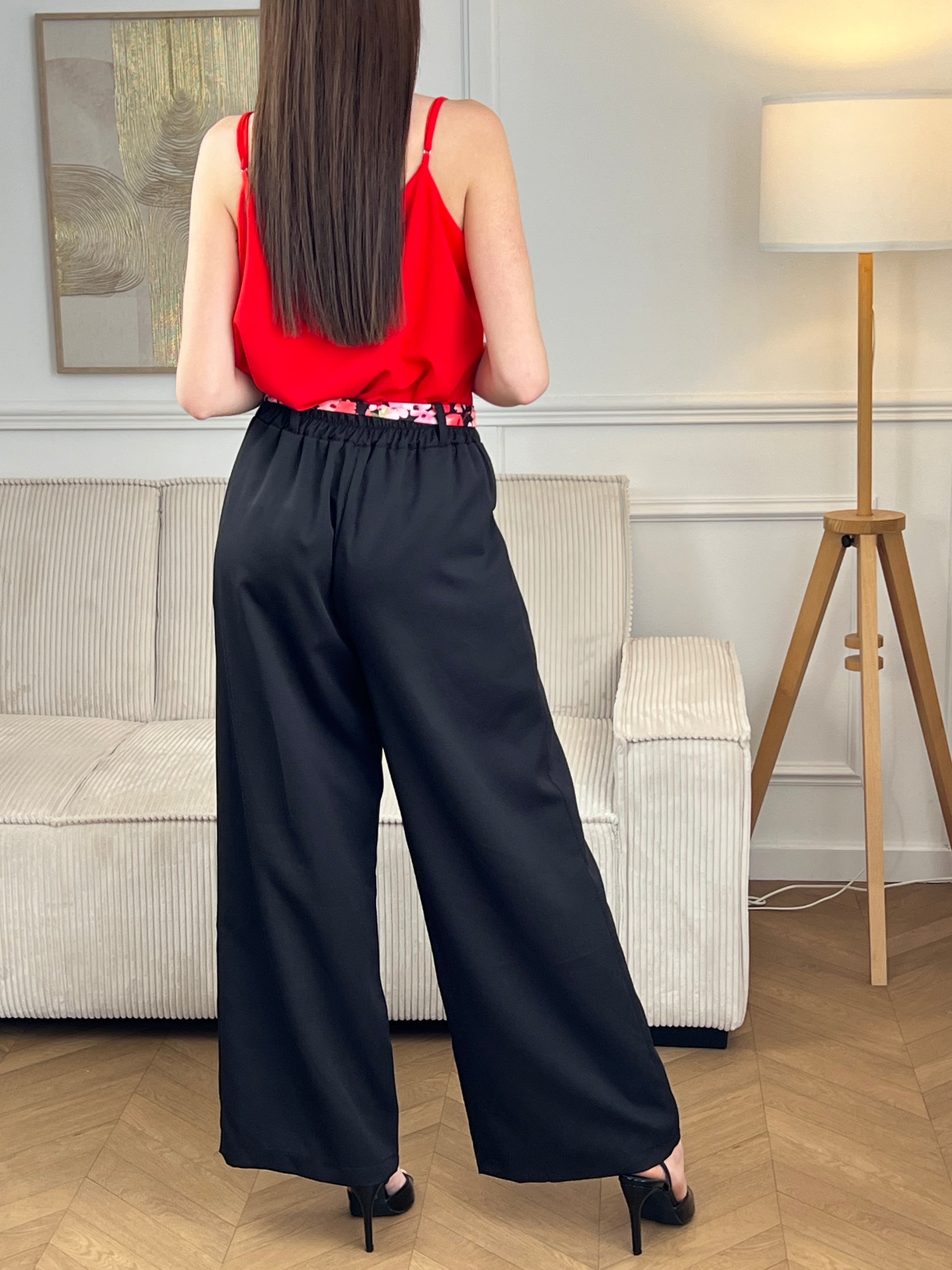 Découvrez le confort ultime avec ce pantalon fluide Paola. Confectionné dans une matière douce et aérienne, il épouse vos formes sans contrainte grâce à son coupe ample et son élastique discret au dos. Les poches latérales avant offrent praticité et style, tandis que la ceinture amovible à motifs vous permet de personnaliser votre look selon vos envies.