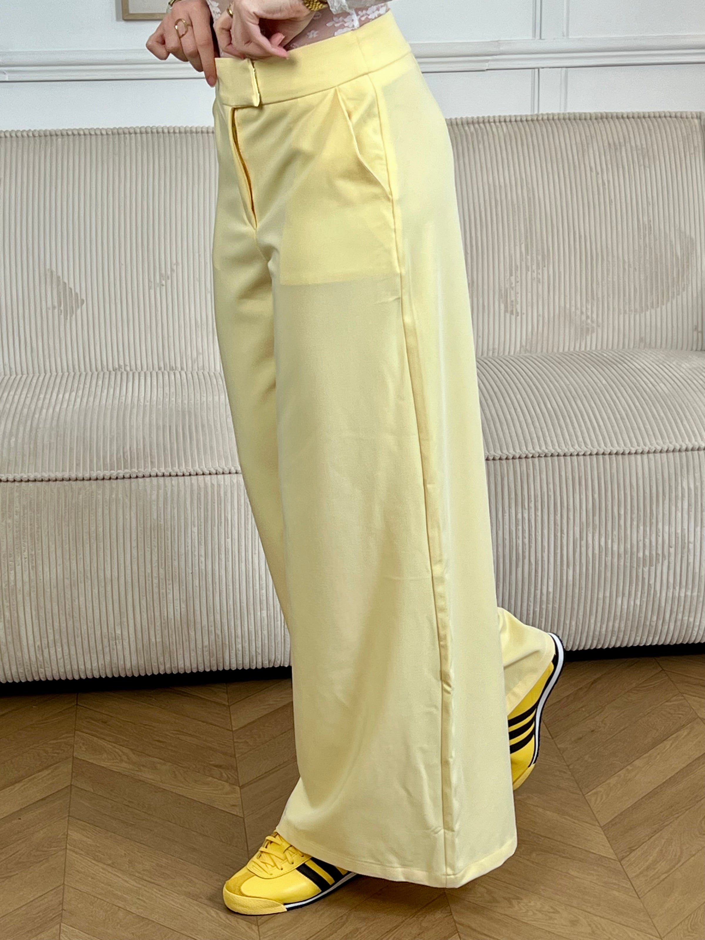 Découvrez le confort et l'élégance avec ce pantalon palazzo jaune Aziela. Confectionné dans un jean fluide qui épouse vos mouvements, il offre une silhouette moderne et intemporelle. Doté d'une fermeture zip sécurisée par un crochet pratique et de poches latérales fonctionnelles, ce pantalon allie style et commodité. Sa teinte jaune éclatante apporte une touche de luminosité à votre garde-robe, parfait pour créer des looks tendance au quotidien.