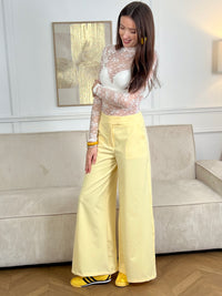 Découvrez le confort et l'élégance avec ce pantalon palazzo jaune Aziela. Confectionné dans un jean fluide qui épouse vos mouvements, il offre une silhouette moderne et intemporelle. Doté d'une fermeture zip sécurisée par un crochet pratique et de poches latérales fonctionnelles, ce pantalon allie style et commodité. Sa teinte jaune éclatante apporte une touche de luminosité à votre garde-robe, parfait pour créer des looks tendance au quotidien.