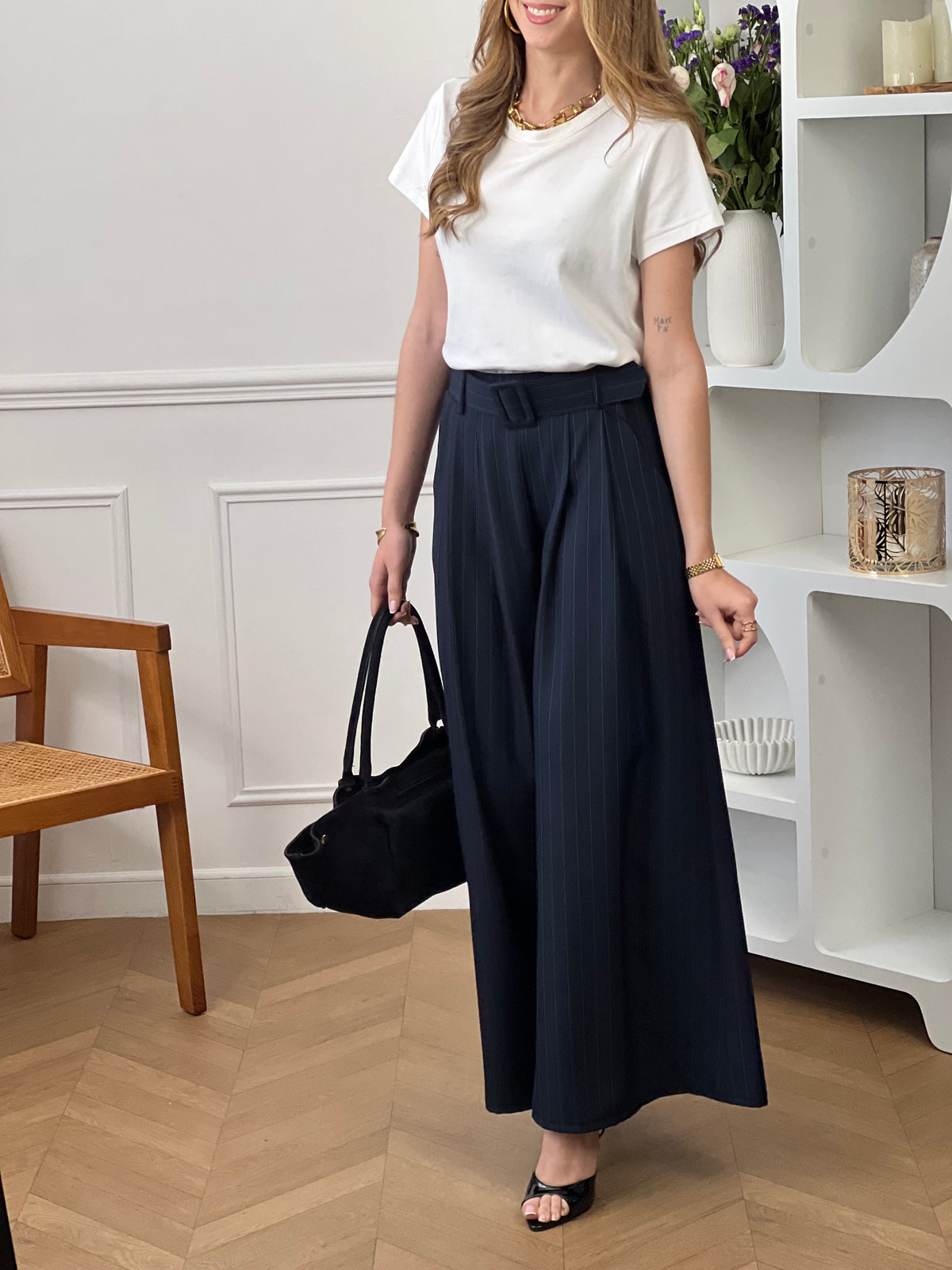 Élégant et intemporel, ce pantalon ample bleu marine à rayures séduit par sa coupe fluide et sa ceinture assortie. Une pièce chic et polyvalente, parfaite pour composer des looks raffinés au quotidien.