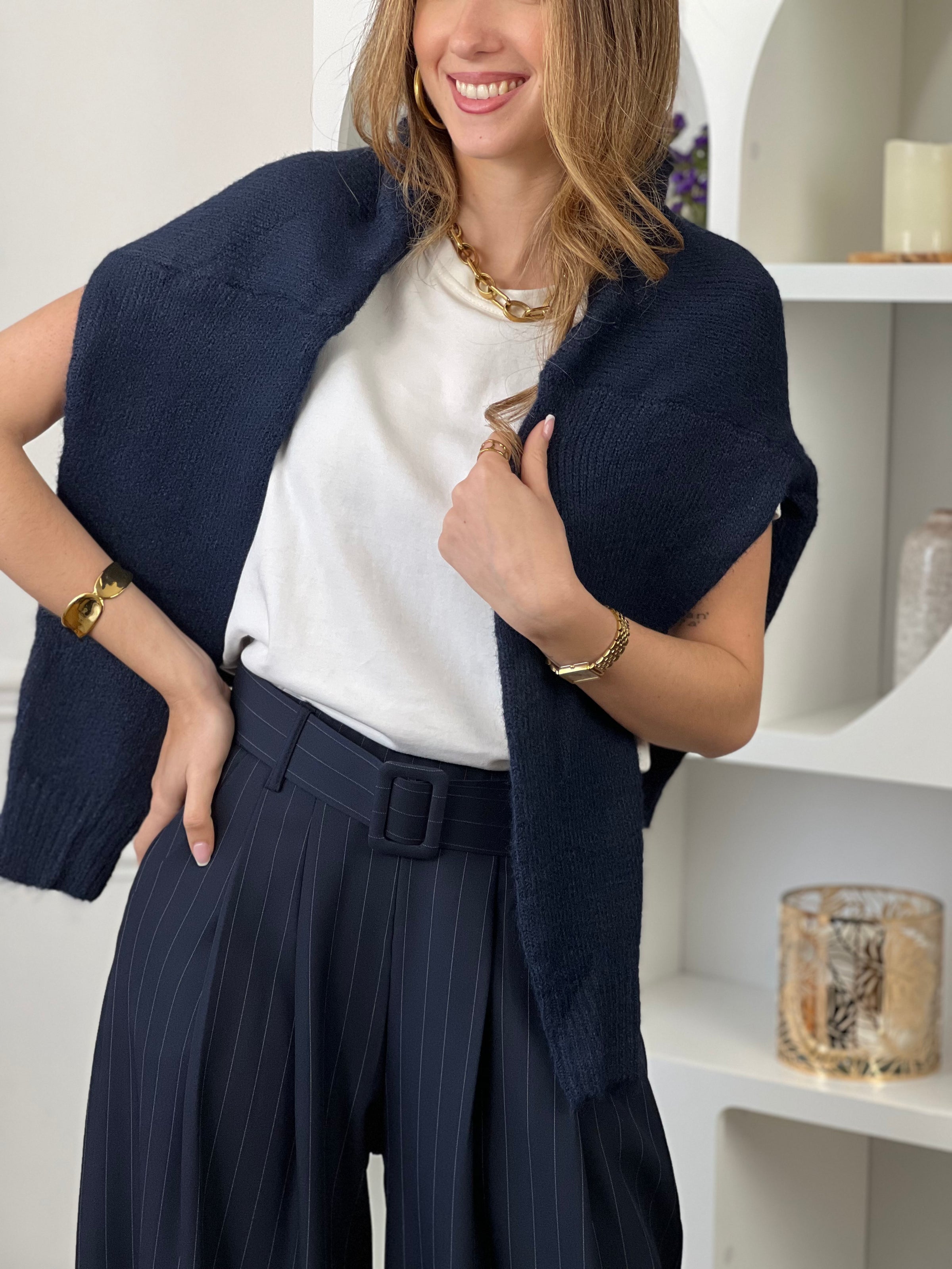 Élégant et intemporel, ce pantalon ample bleu marine à rayures séduit par sa coupe fluide et sa ceinture assortie. Une pièce chic et polyvalente, parfaite pour composer des looks raffinés au quotidien.