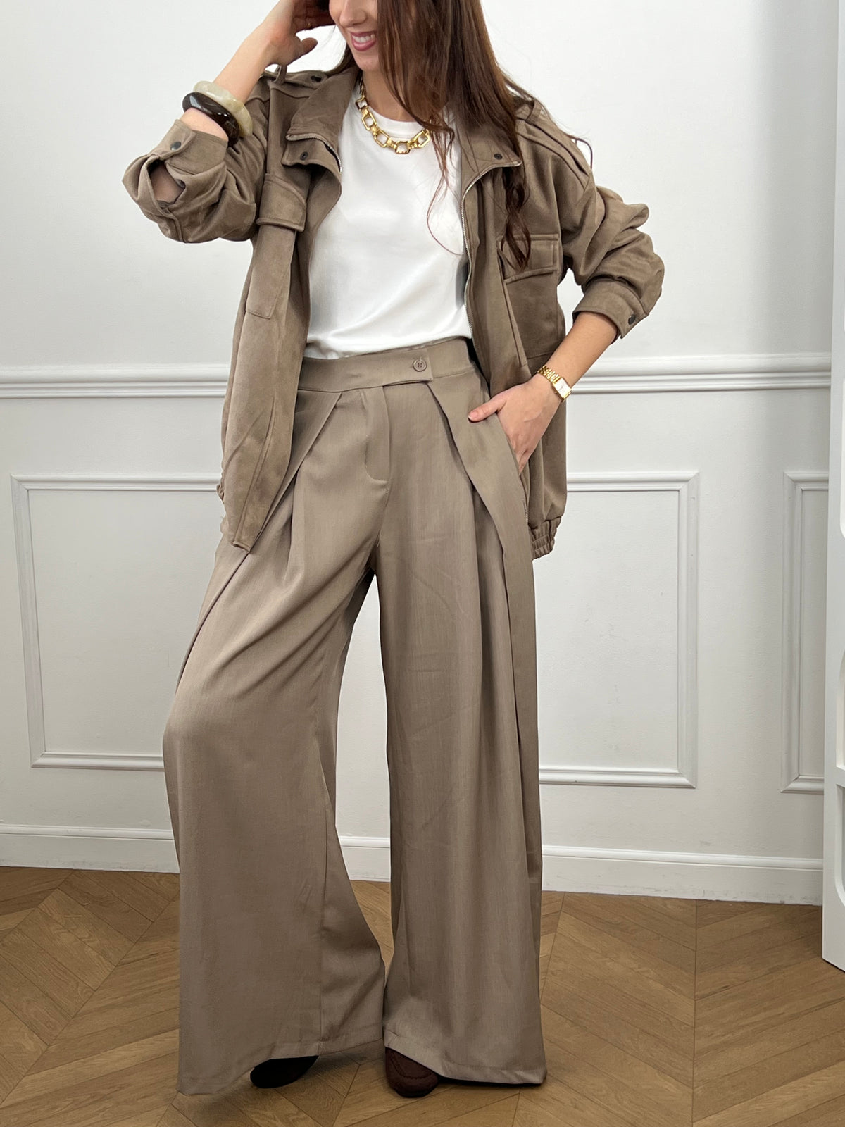 Optez pour ce pantalon à pinces long, élégant et structuré. Sa coupe droite et ses plis sur le devant apportent une allure chic. Doté de poches latérales, d’une fermeture zip et boutons, de passants pour ceinture et d’un élastique à la taille, il allie confort et style pour toutes vos occasions.