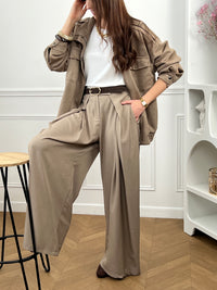 Optez pour ce pantalon à pinces long, élégant et structuré. Sa coupe droite et ses plis sur le devant apportent une allure chic. Doté de poches latérales, d’une fermeture zip et boutons, de passants pour ceinture et d’un élastique à la taille, il allie confort et style pour toutes vos occasions.