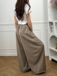 Optez pour ce pantalon à pinces long, élégant et structuré. Sa coupe droite et ses plis sur le devant apportent une allure chic. Doté de poches latérales, d’une fermeture zip et boutons, de passants pour ceinture et d’un élastique à la taille, il allie confort et style pour toutes vos occasions.