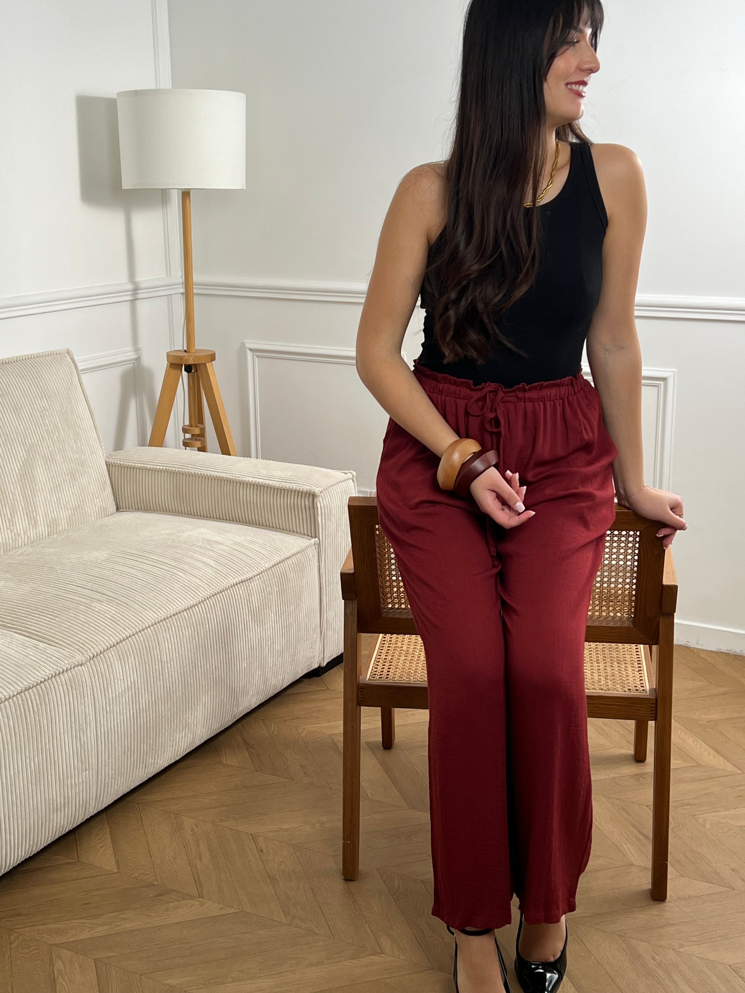 Coupé droit pour une silhouette épurée, il arbore une teinte terracotta chaleureuse qui s'adapte à tous les styles. La taille élastiquée associée à un lien ajustable vous permet de personnaliser votre fit selon vos envies du jour. Parfait pour les moments où vous recherchez une pièce à la fois pratique et élégante, ce pantalon devient rapidement un incontournable de votre garde-robe.