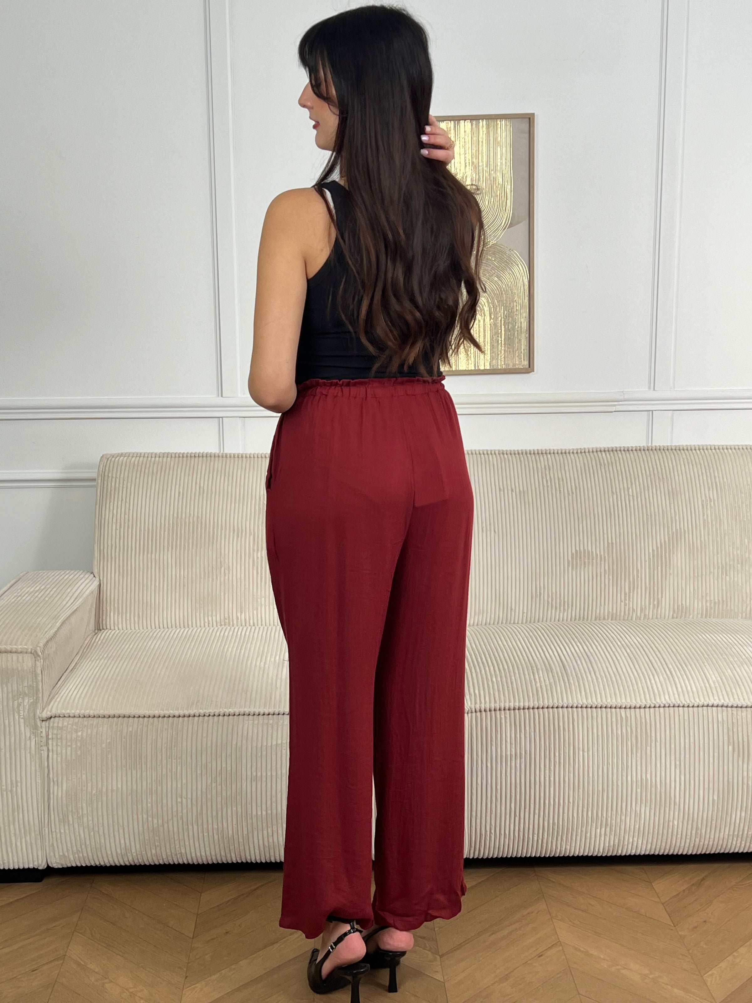 Coupé droit pour une silhouette épurée, il arbore une teinte terracotta chaleureuse qui s'adapte à tous les styles. La taille élastiquée associée à un lien ajustable vous permet de personnaliser votre fit selon vos envies du jour. Parfait pour les moments où vous recherchez une pièce à la fois pratique et élégante, ce pantalon devient rapidement un incontournable de votre garde-robe.