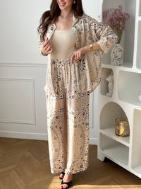Ce pantalon long fluide séduit par son confort et son style affirmé. Son imprimé bandana beige et noir apporte une touche tendance et originale à votre tenue. Léger et agréable à porter, il est parfait pour un look à la fois chic et décontracté.