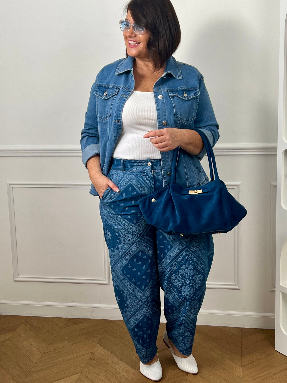 Pantalon bleu à motif bandana grande taille, au style tendance et original. Sa coupe ballon moderne associée à un élastique au dos de la taille et des passants pour ceinture assure un confort optimal et un ajustement parfait. Doté de poches latérales pratiques, il allie style et fonctionnalité. Ses motifs bandana blancs sur fond bleu apportent une touche unique à vos tenues.