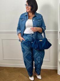 Pantalon bleu à motif bandana grande taille, au style tendance et original. Sa coupe ballon moderne associée à un élastique au dos de la taille et des passants pour ceinture assure un confort optimal et un ajustement parfait. Doté de poches latérales pratiques, il allie style et fonctionnalité. Ses motifs bandana blancs sur fond bleu apportent une touche unique à vos tenues.