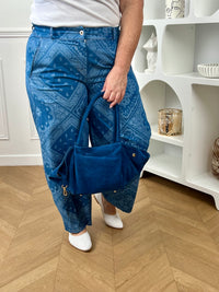 Pantalon bleu à motif bandana grande taille, au style tendance et original. Sa coupe ballon moderne associée à un élastique au dos de la taille et des passants pour ceinture assure un confort optimal et un ajustement parfait. Doté de poches latérales pratiques, il allie style et fonctionnalité. Ses motifs bandana blancs sur fond bleu apportent une touche unique à vos tenues.