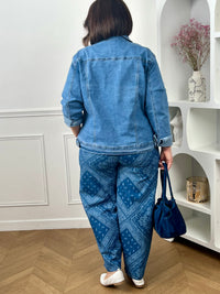 Pantalon bleu à motif bandana grande taille, au style tendance et original. Sa coupe ballon moderne associée à un élastique au dos de la taille et des passants pour ceinture assure un confort optimal et un ajustement parfait. Doté de poches latérales pratiques, il allie style et fonctionnalité. Ses motifs bandana blancs sur fond bleu apportent une touche unique à vos tenues.