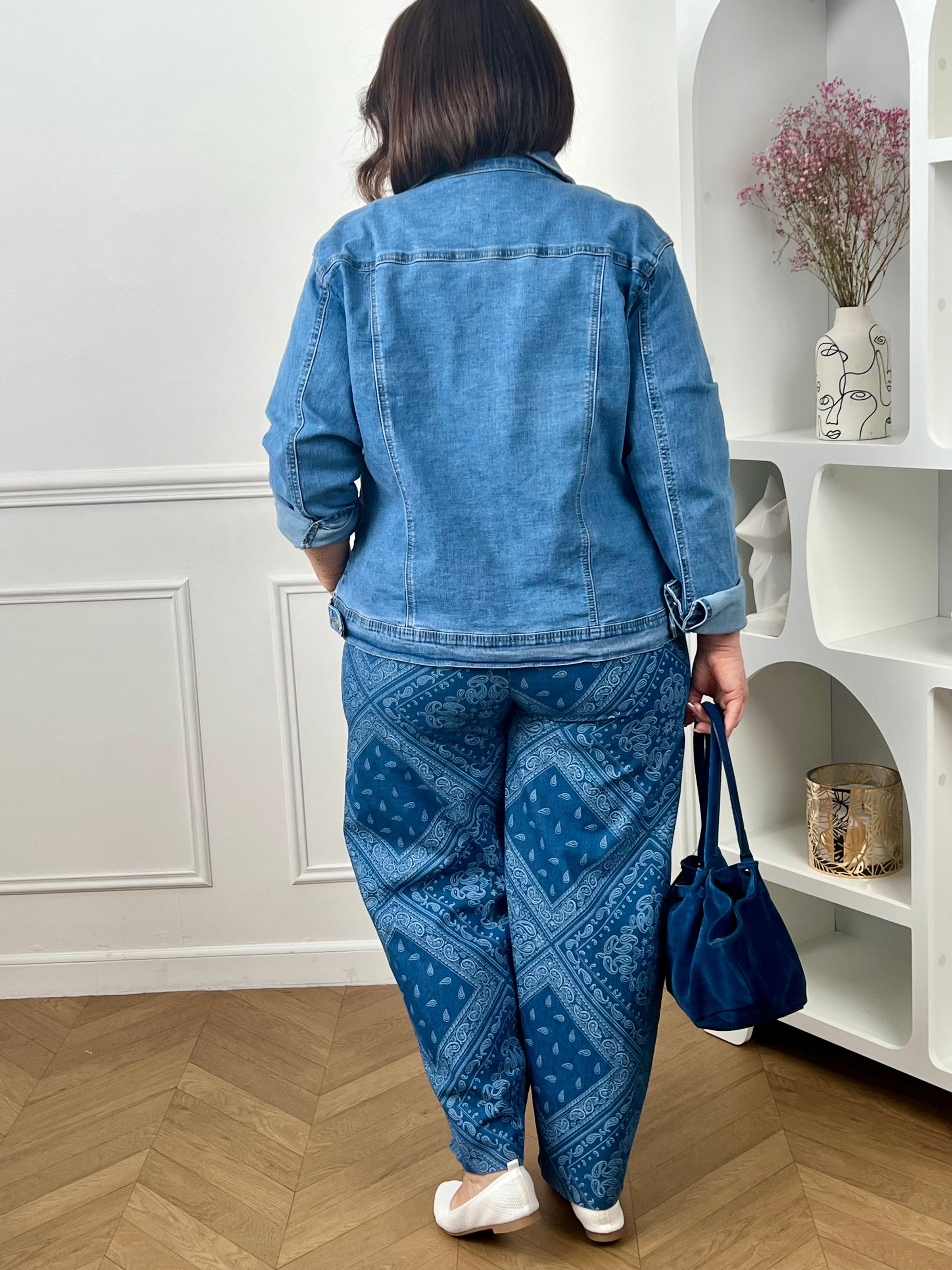 Pantalon bleu à motif bandana grande taille, au style tendance et original. Sa coupe ballon moderne associée à un élastique au dos de la taille et des passants pour ceinture assure un confort optimal et un ajustement parfait. Doté de poches latérales pratiques, il allie style et fonctionnalité. Ses motifs bandana blancs sur fond bleu apportent une touche unique à vos tenues.