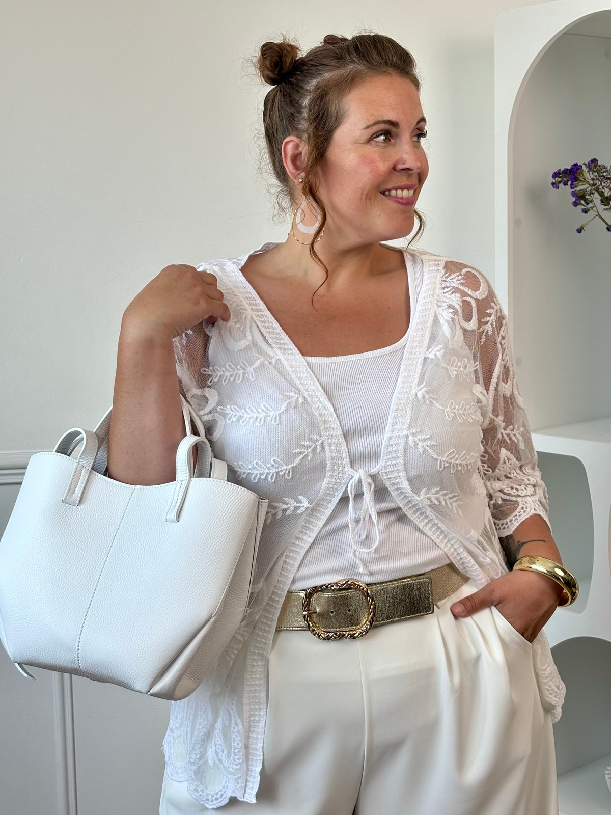 Complétez votre tenue de plage avec ce paréo court blanc grande taille. Léger et ajouré, il est sublimé par de jolis motifs brodés et se noue facilement sur le devant grâce à son lien. Confectionné en coton et polyester, il est idéal à enfiler par-dessus votre maillot de bain.