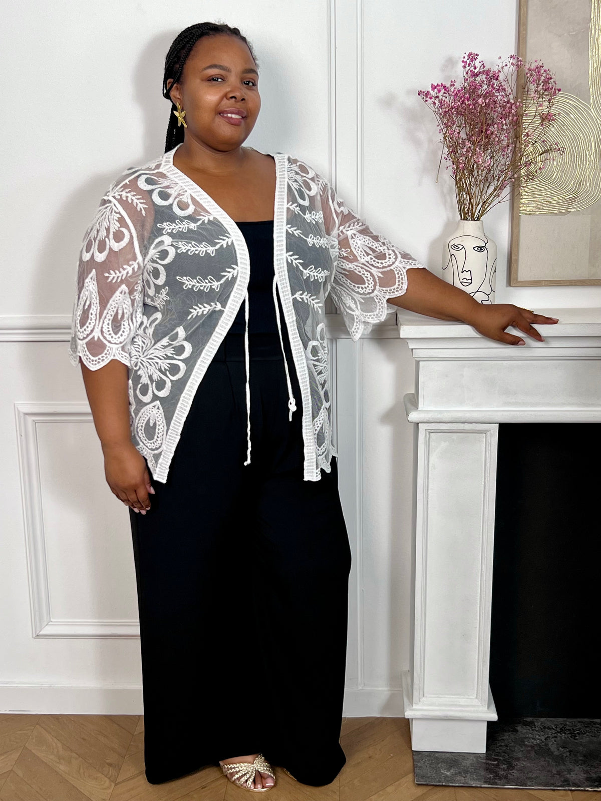 Complétez votre tenue de plage avec ce paréo court blanc grande taille. Léger et ajouré, il est sublimé par de jolis motifs brodés et se noue facilement sur le devant grâce à son lien. Confectionné en coton et polyester, il est idéal à enfiler par-dessus votre maillot de bain.