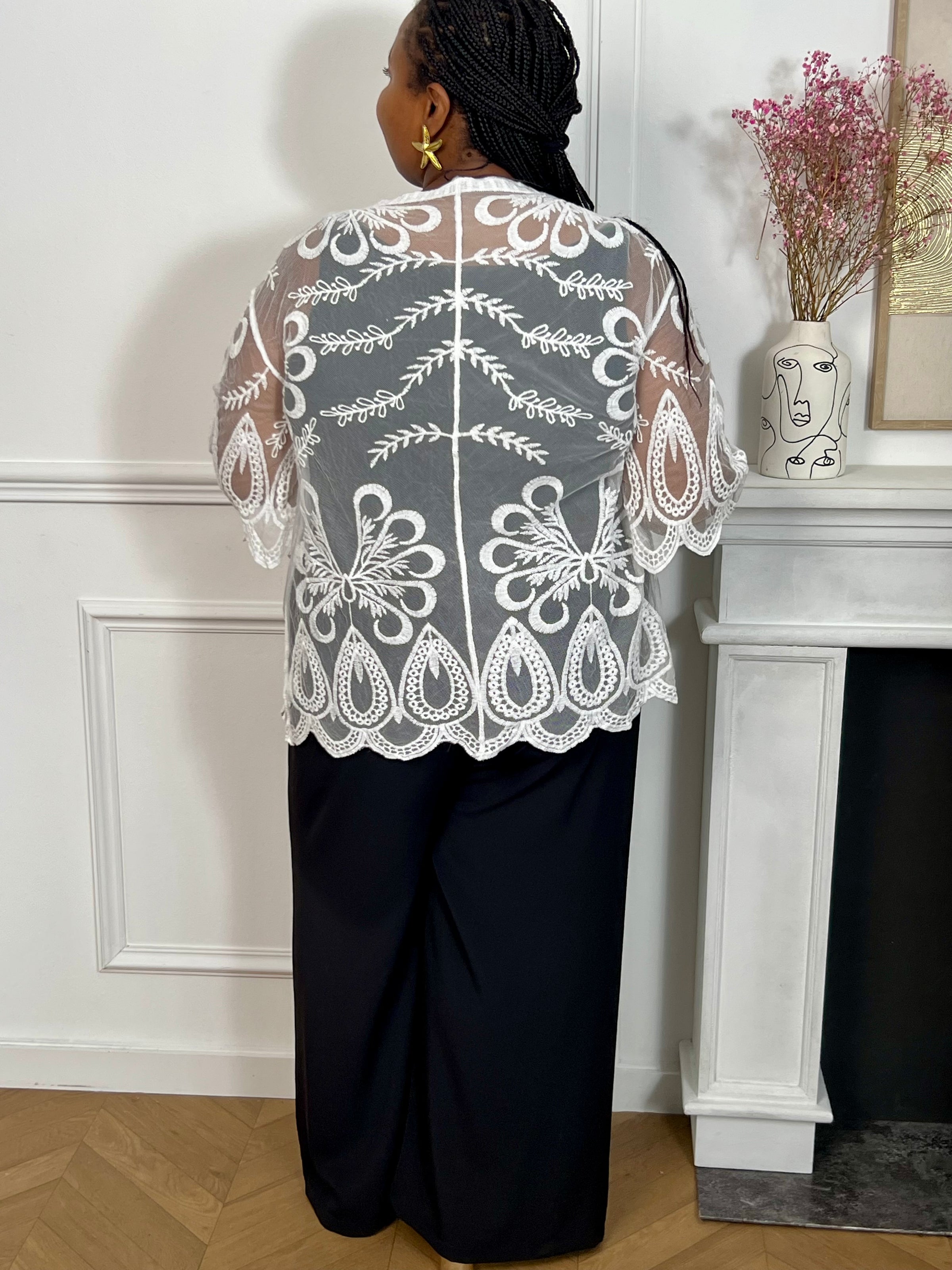 Complétez votre tenue de plage avec ce paréo court blanc grande taille. Léger et ajouré, il est sublimé par de jolis motifs brodés et se noue facilement sur le devant grâce à son lien. Confectionné en coton et polyester, il est idéal à enfiler par-dessus votre maillot de bain.