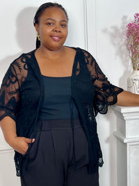 Complétez votre tenue de plage avec ce paréo court noir grande taille. Léger et ajouré, il est sublimé par de jolis motifs brodés et se noue facilement sur le devant grâce à son lien. Confectionné en coton et polyester, il est idéal à enfiler par-dessus votre maillot de bain.