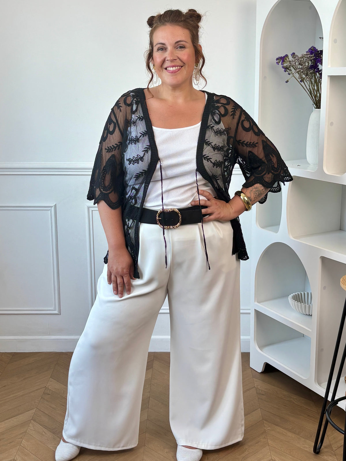 Complétez votre tenue de plage avec ce paréo court noir grande taille. Léger et ajouré, il est sublimé par de jolis motifs brodés et se noue facilement sur le devant grâce à son lien. Confectionné en coton et polyester, il est idéal à enfiler par-dessus votre maillot de bain.