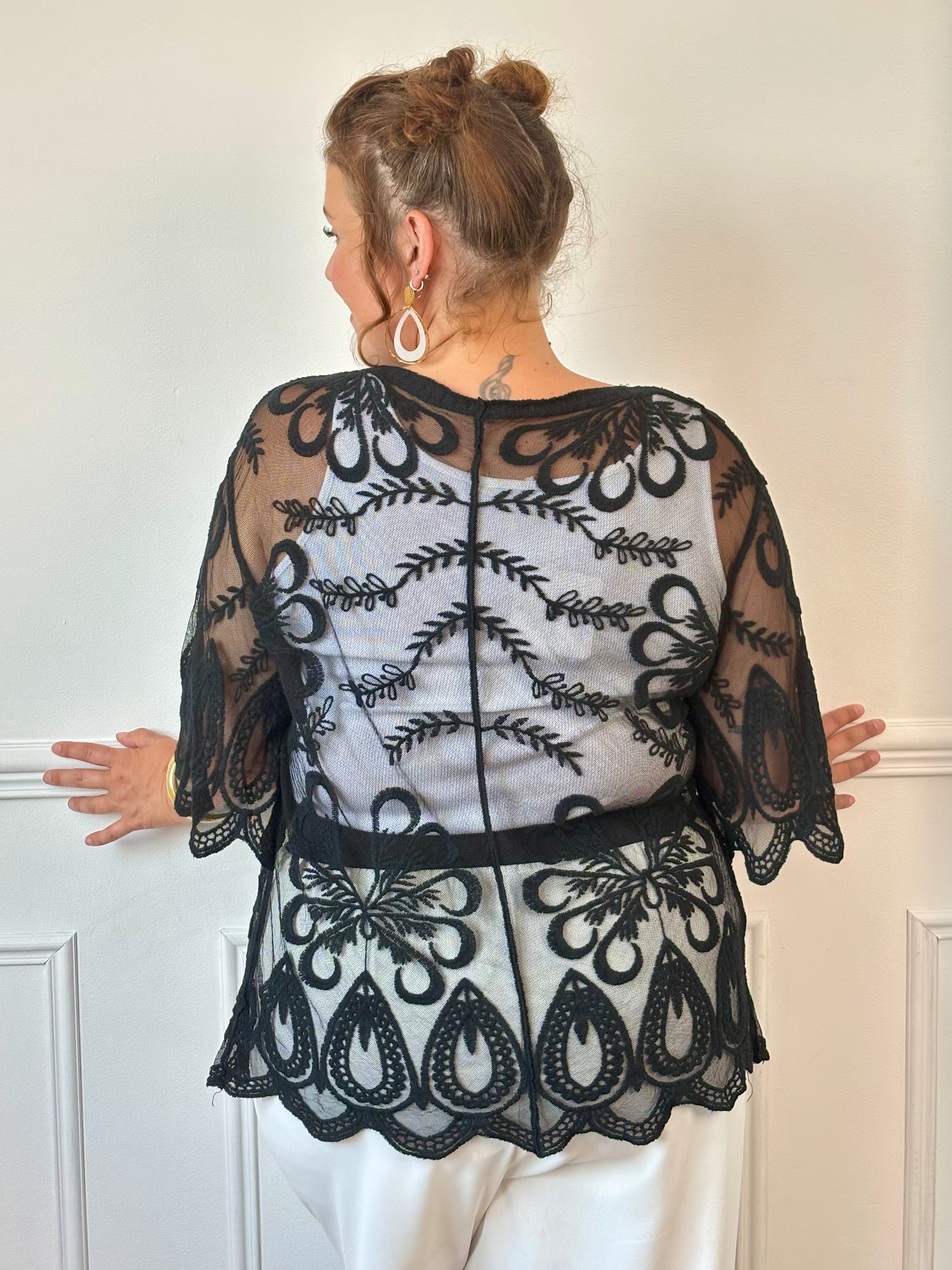 Complétez votre tenue de plage avec ce paréo court noir grande taille. Léger et ajouré, il est sublimé par de jolis motifs brodés et se noue facilement sur le devant grâce à son lien. Confectionné en coton et polyester, il est idéal à enfiler par-dessus votre maillot de bain.