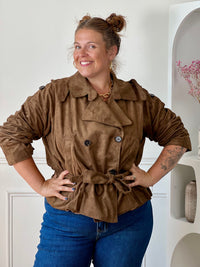 Veste perfecto marron grande taille femme en effet daim, portée avec un jean bleu pour un look tendance.