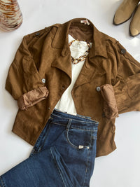 Perfecto marron effet daim associé à un jean bleu et une ceinture, idéal pour une tenue automnale.