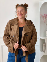 Veste marron grande taille femme avec ceinture amovible, pour une silhouette féminine et élégante.
