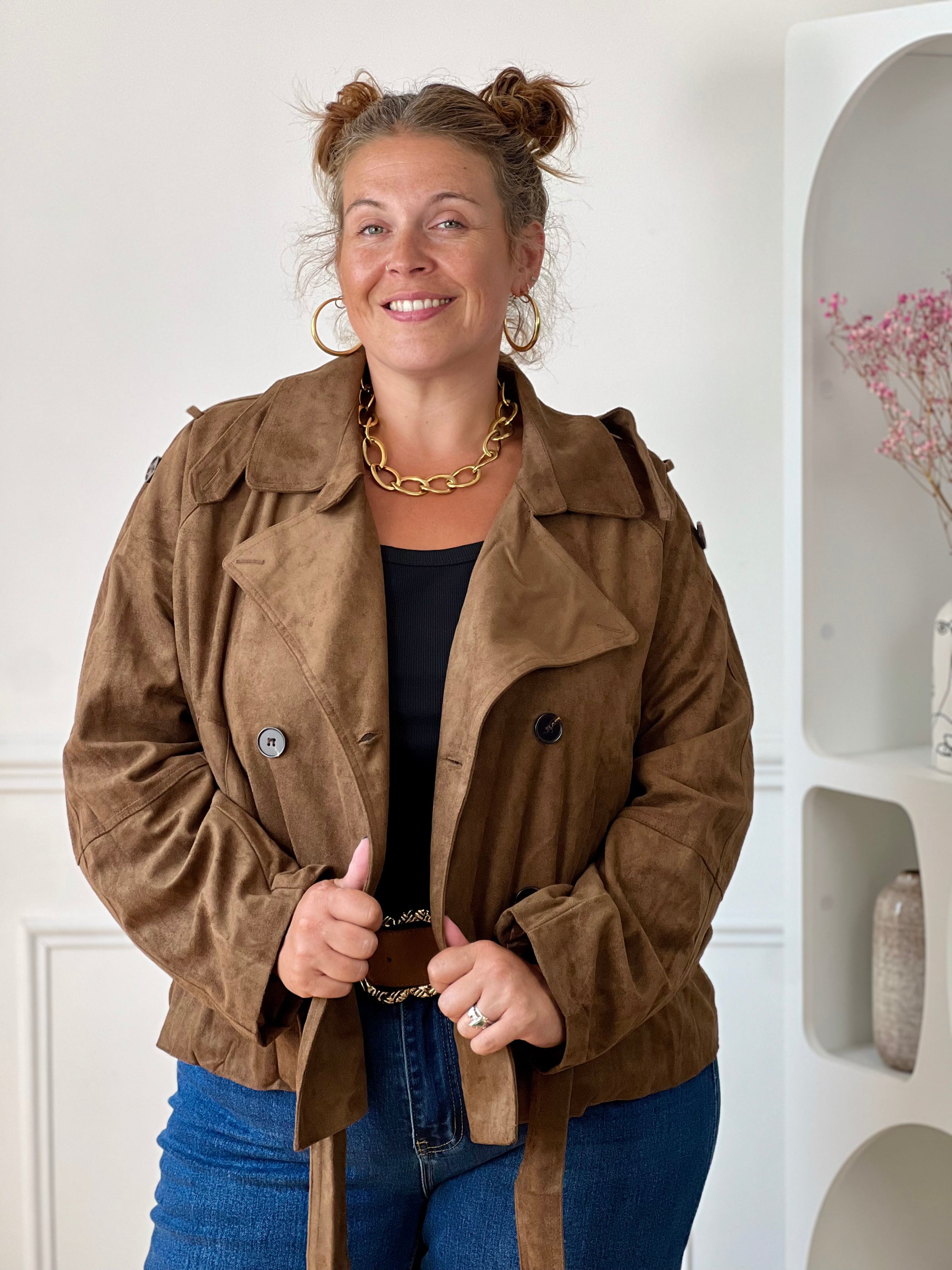 Veste marron grande taille femme avec ceinture amovible, pour une silhouette féminine et élégante.