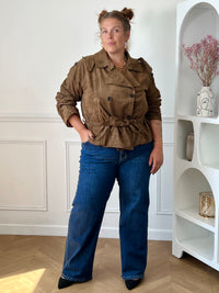 Perfecto marron femme porté fermé avec un jean large, pour un style moderne et décontracté.