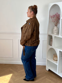 Vue de dos de la veste perfecto marron grande taille femme, avec une coupe ajustée et confortable.