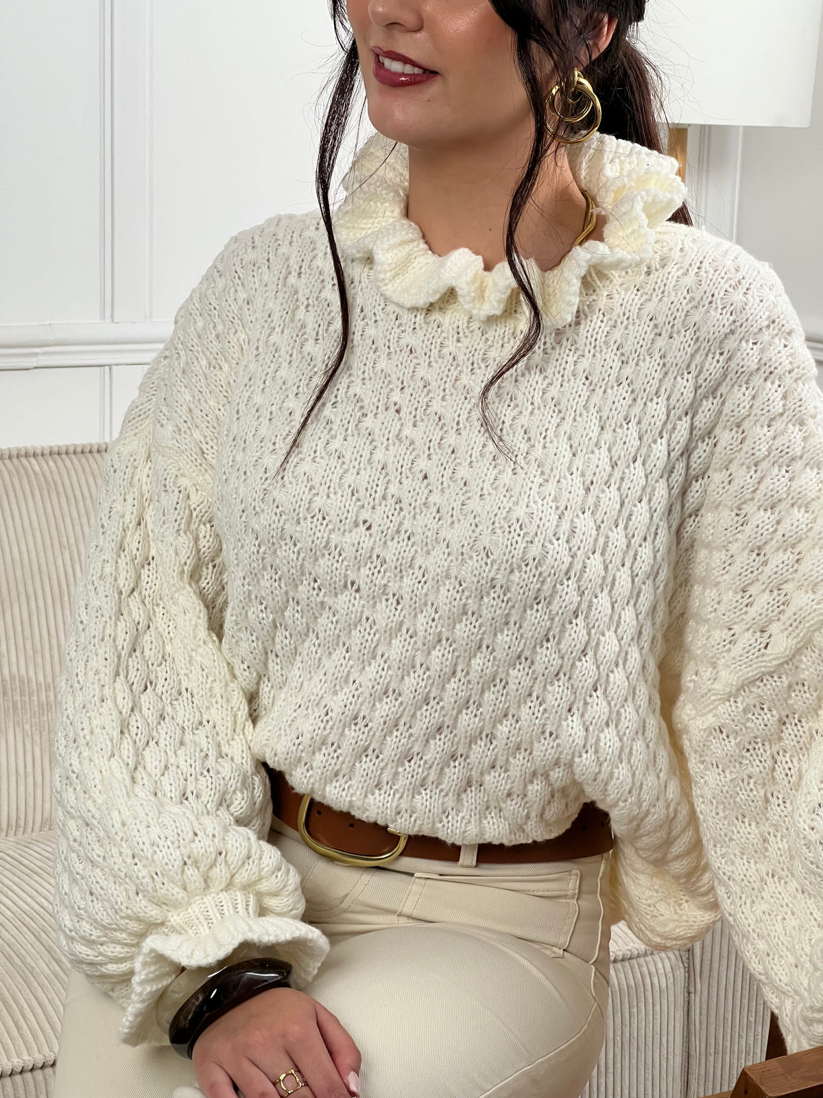 Découvrez le pull Flora, une pièce incontournable pour sublimer votre garde-robe. Coupé oversize, il offre une silhouette décontractée et confortable. Ses manches longues bouffantes ajoutent une touche de féminité et de caractère, tandis que le col montant orné de volants crée une finition élégante et raffinée.