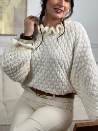 Découvrez le pull Flora, une pièce incontournable pour sublimer votre garde-robe. Coupé oversize, il offre une silhouette décontractée et confortable. Ses manches longues bouffantes ajoutent une touche de féminité et de caractère, tandis que le col montant orné de volants crée une finition élégante et raffinée.