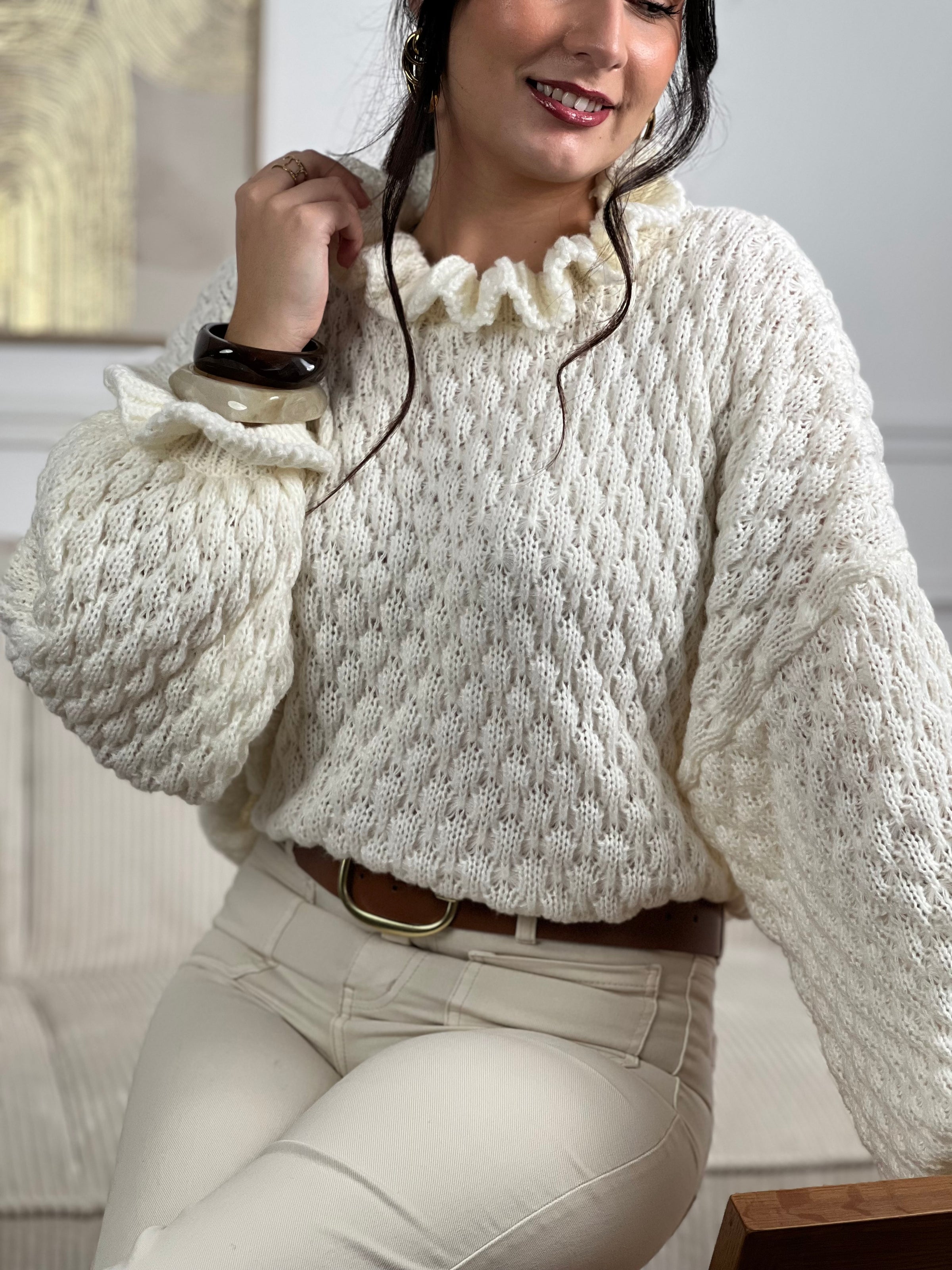 Découvrez le pull Flora, une pièce incontournable pour sublimer votre garde-robe. Coupé oversize, il offre une silhouette décontractée et confortable. Ses manches longues bouffantes ajoutent une touche de féminité et de caractère, tandis que le col montant orné de volants crée une finition élégante et raffinée.