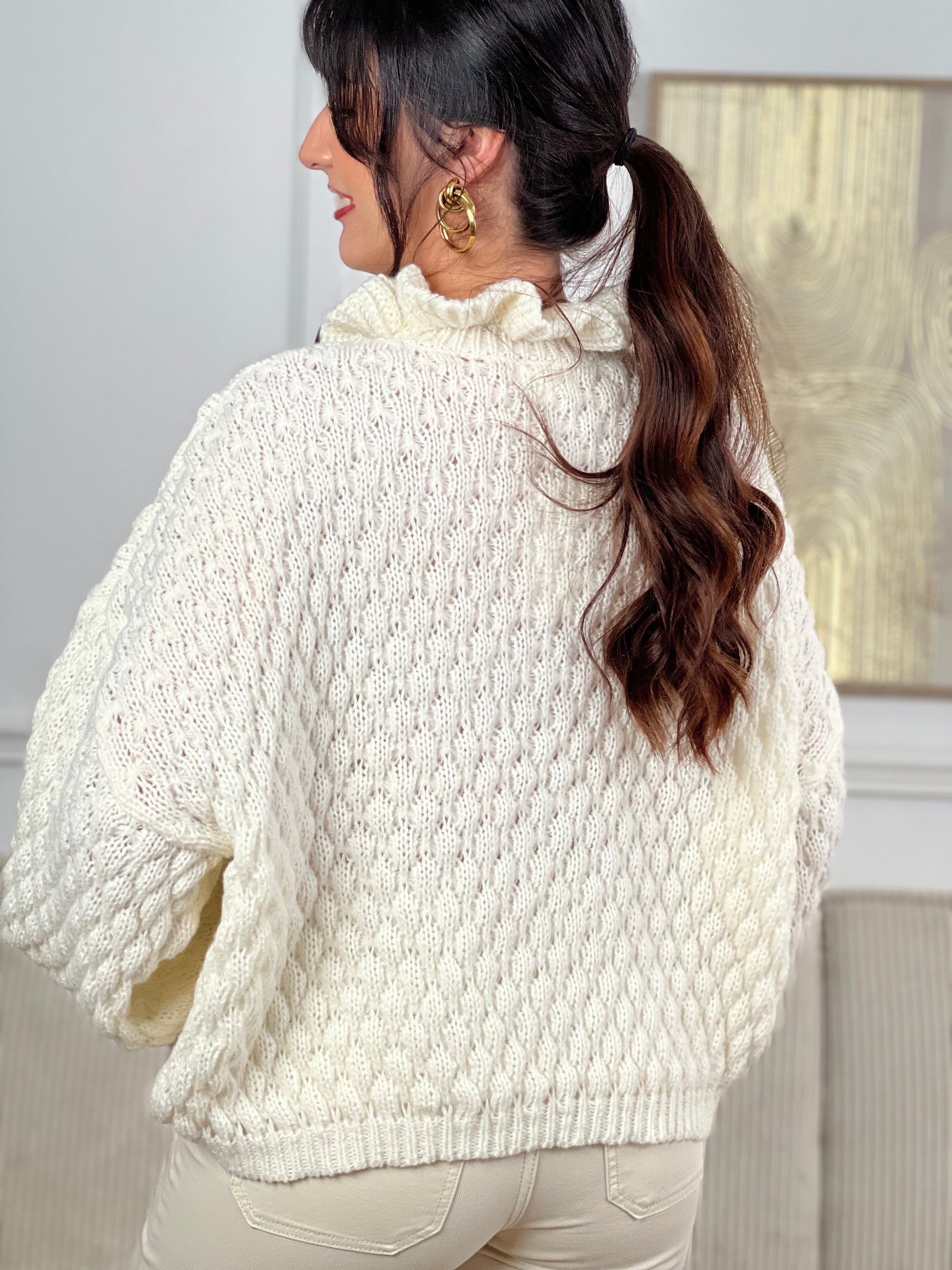 Découvrez le pull Flora, une pièce incontournable pour sublimer votre garde-robe. Coupé oversize, il offre une silhouette décontractée et confortable. Ses manches longues bouffantes ajoutent une touche de féminité et de caractère, tandis que le col montant orné de volants crée une finition élégante et raffinée.