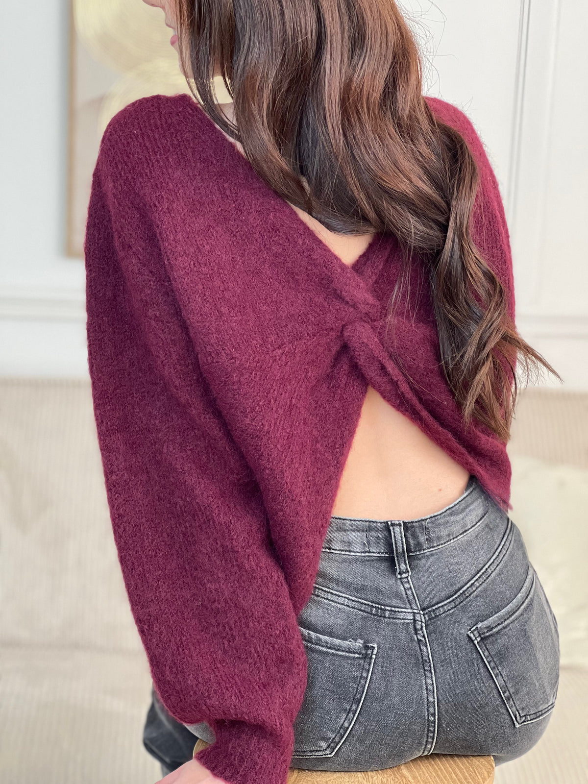 Le pull Avina en bordeaux allie élégance et confort. Son col V et ses manches longues offrent une silhouette flatteuse, tandis que le détail noué sur le devant ajoute une touche de style. Une pièce intemporelle à avoir absolument.