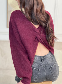 Le pull Avina en bordeaux allie élégance et confort. Son col V et ses manches longues offrent une silhouette flatteuse, tandis que le détail noué sur le devant ajoute une touche de style. Une pièce intemporelle à avoir absolument.