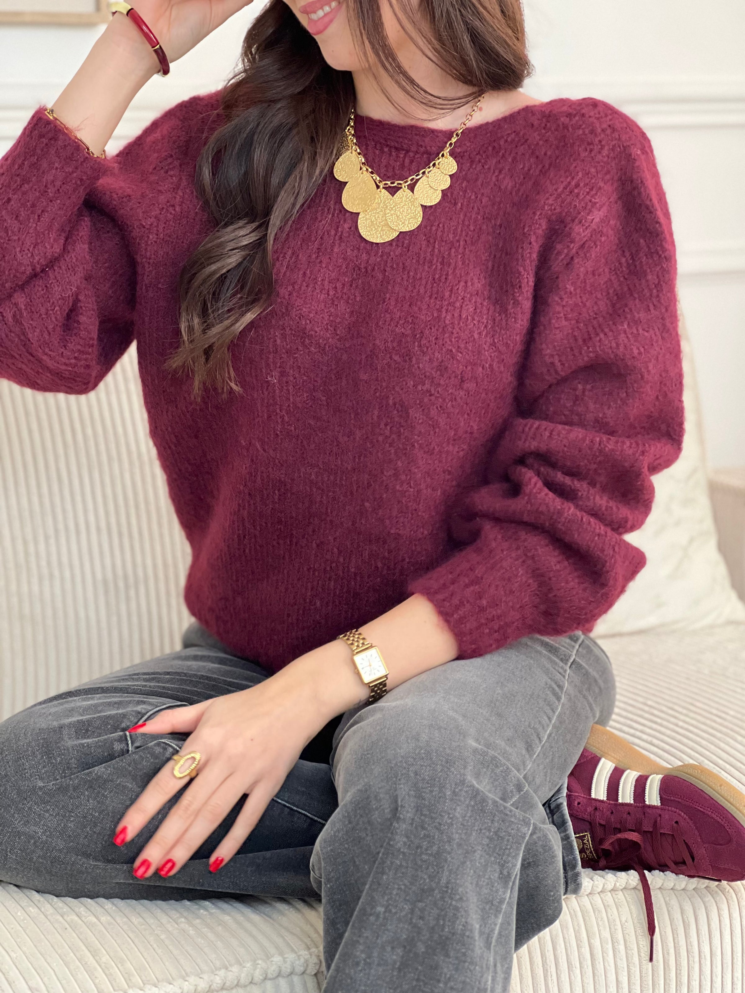 Le pull Avina en bordeaux allie élégance et confort. Son col V et ses manches longues offrent une silhouette flatteuse, tandis que le détail noué sur le devant ajoute une touche de style. Une pièce intemporelle à avoir absolument.