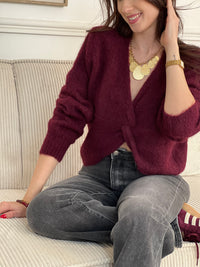 Le pull Avina en bordeaux allie élégance et confort. Son col V et ses manches longues offrent une silhouette flatteuse, tandis que le détail noué sur le devant ajoute une touche de style. Une pièce intemporelle à avoir absolument.