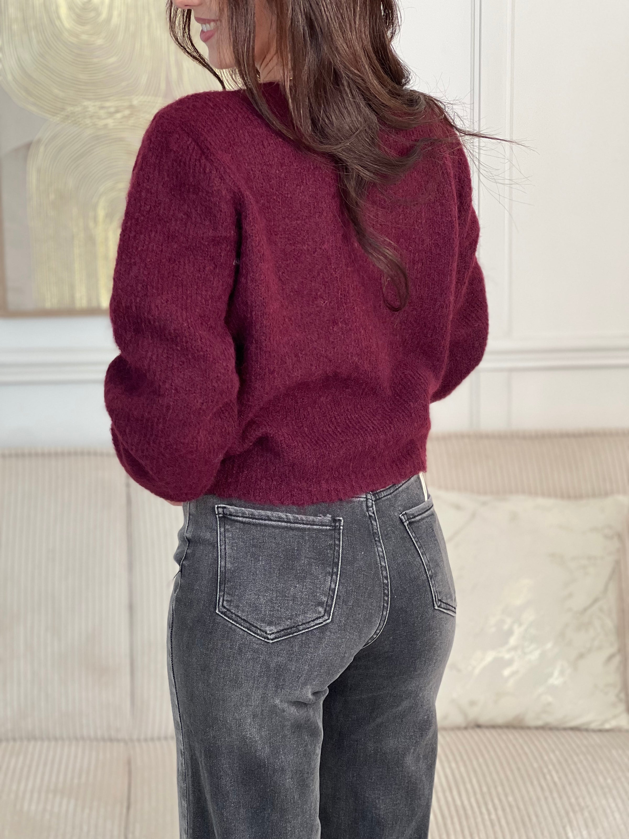 Le pull Avina en bordeaux allie élégance et confort. Son col V et ses manches longues offrent une silhouette flatteuse, tandis que le détail noué sur le devant ajoute une touche de style. Une pièce intemporelle à avoir absolument.