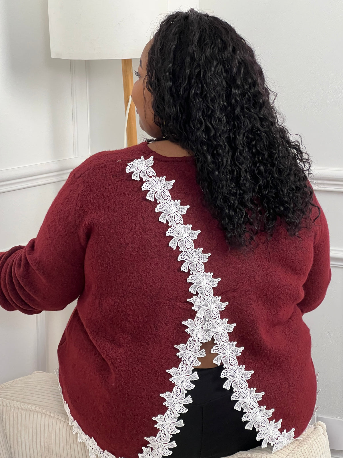Notre pull Nalior en bordeaux allie élégance et confort. Col rond, manches longues et broderies délicates sur le bas et le dos asymétrique créent une silhouette moderne et flatteuse. Une pièce incontournable pour les femmes en quête de style raffiné.